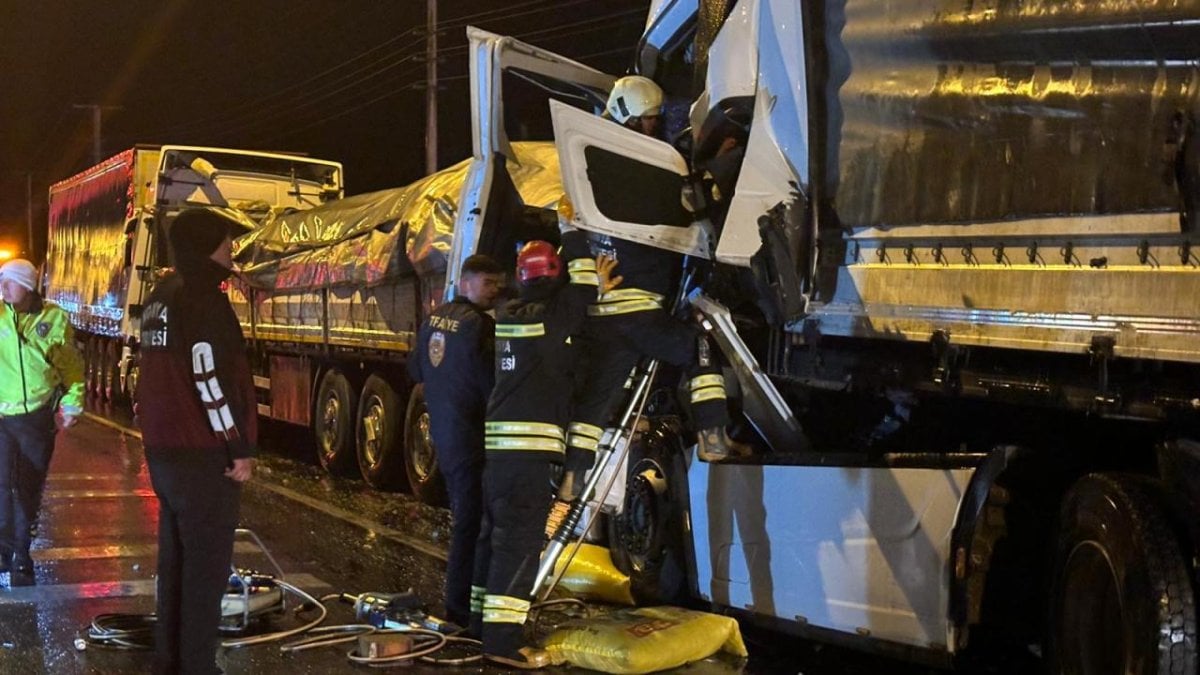 Konya Akşehir’de meydana gelen zincirleme trafik kazasında, dört TIR’ın çarpışması