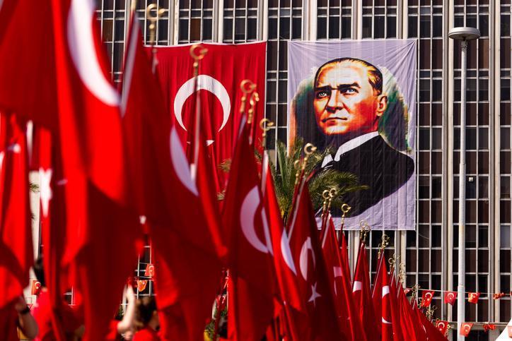 Türk Bayraklı ve Atatürk görselli 29 EKİM MESAJLARI 2023 | (Cumhuriyet’in 100. yılı kutlu olsun) En anlamlı, özel, farklı, duygulu, görselli ve resimli 29 Ekim kutlama mesajları