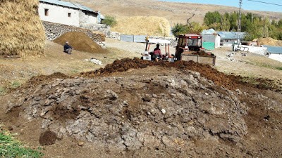 Gübrelerin toprağa veya doğrudan bitkiye verilmesine gübreleme denir. Organik ve