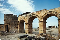 UNESCO tarafından dünya mirası listesine adı yazılan Hierapolis, Denizli’nin Pamukkale