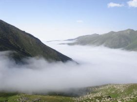 Sis, toprakla temas halindeki bir buluttur. Temelde, sisle atmosferin yükseklerindeki