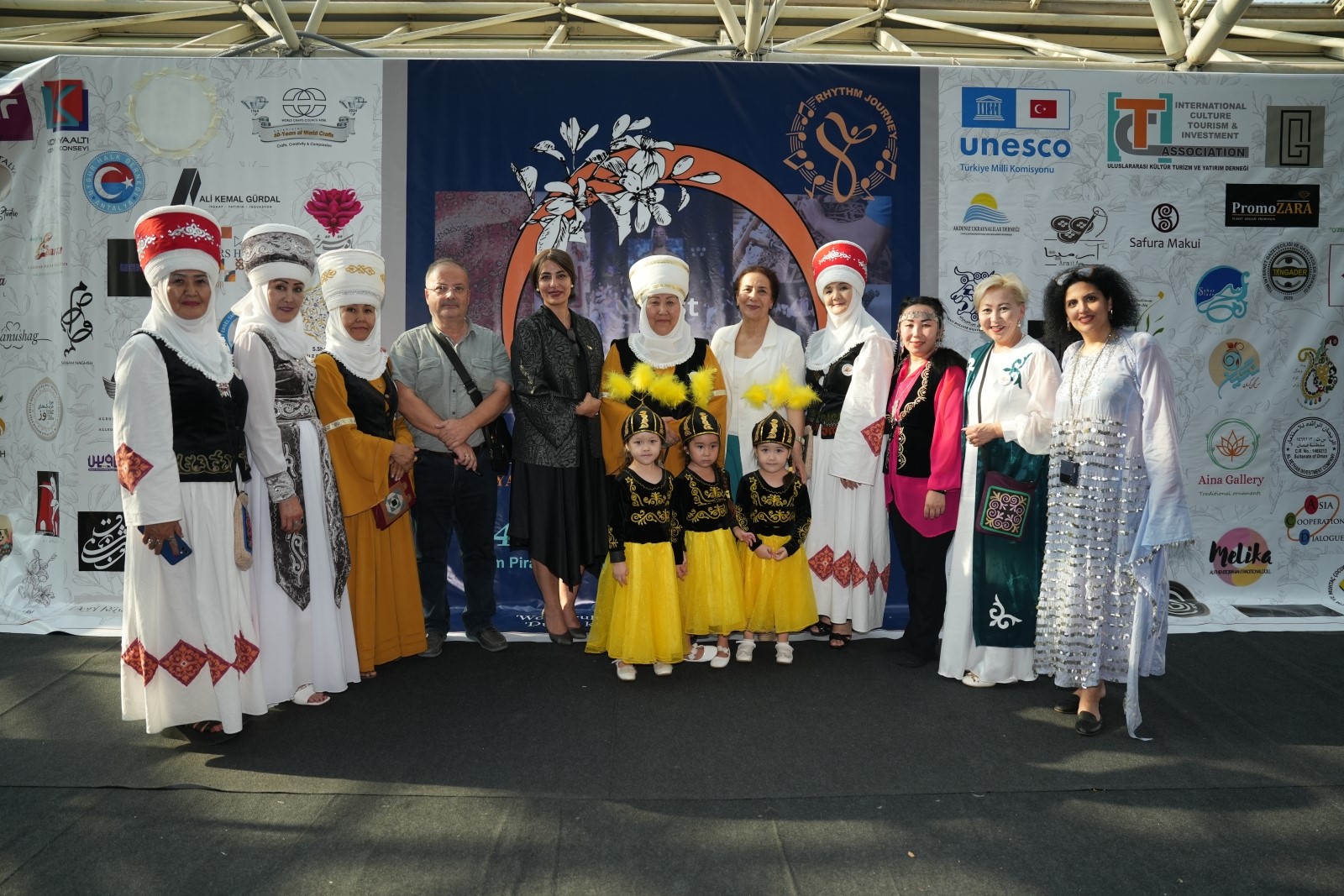 32 farklı ülkenin kıyafetleri Antalya’da