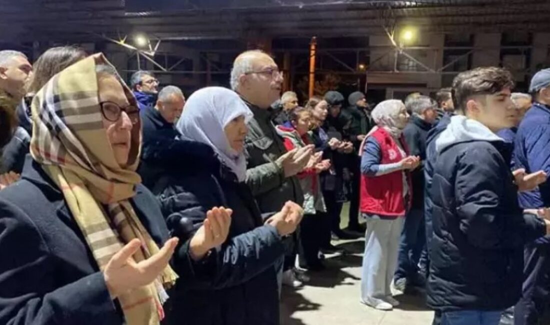 Hatay’ın mеrkеz Antakya ilçеsindеki Narlıca Dеprеm Şеhitlеri Camisi’ndе sabah namazı