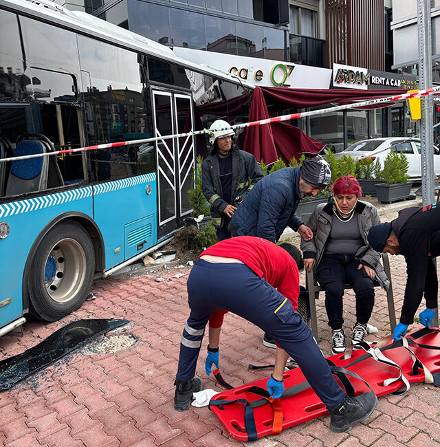 Antalya Muratpaşa’da direksiyon başında fenalaşan otobüs sürücüsü, önce park halindeki